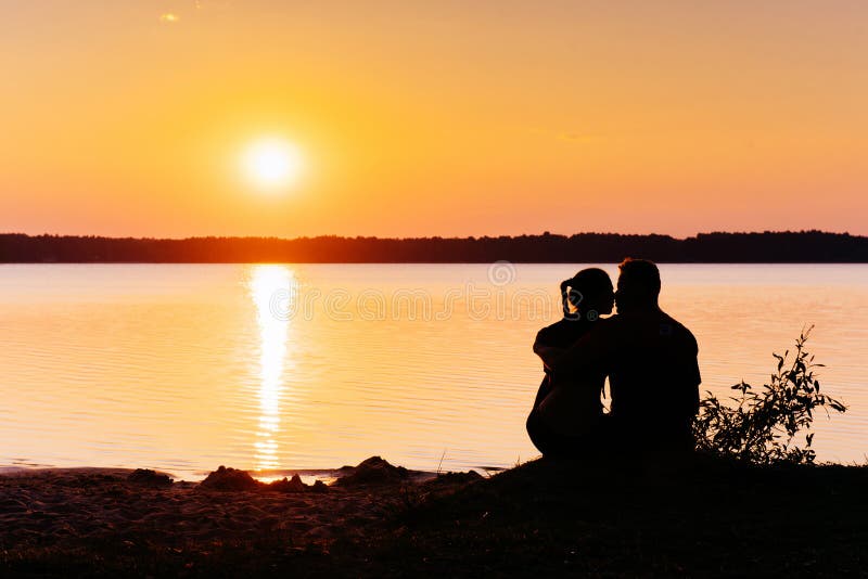 Romantische Paare Auf Dem Strand Bei Buntem Sonnenuntergang Auf Hintergrund Stockfoto Bild Von Paare Sonnenuntergang