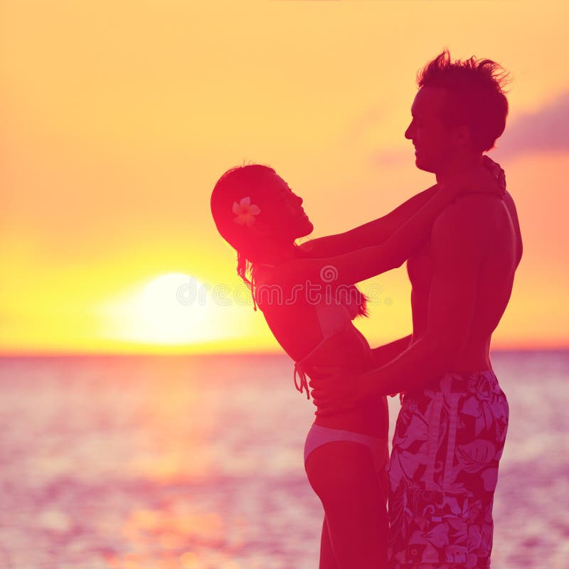 Romantische Paare, die das Küssen auf Strandsonnenuntergang umfassen lizenzfreie stockfotos Romantische Paare, die das Küssen auf Strandsonnenuntergang umfassen lizenzfreie stockfotos