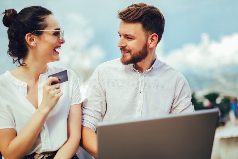 Romantische Paare unter Verwendung des Laptops Aufpassende Bilder auf dem Laptop beim Reisen, durch den Hafen eines touristischen stockbilder Romantische Paare unter Verwendung des Laptops Aufpassende Bilder auf dem Laptop beim Reisen, durch den Hafen eines touristischen stockbilder