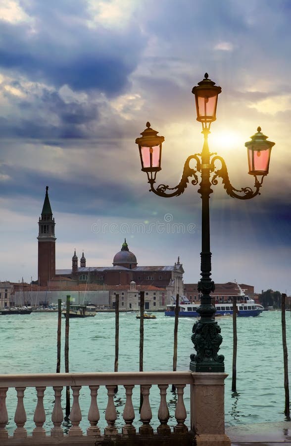 Romantische Sonnenuntergangansichten mit alter rosa Laterne auf Grand Canal vor dem Basilika San Giorgio Maggiore in Venedig, Ita lizenzfreie stockbilder Romantische Sonnenuntergangansichten mit alter rosa Laterne auf Grand Canal vor dem Basilika San Giorgio Maggiore in Venedig, Ita lizenzfreie stockbilder