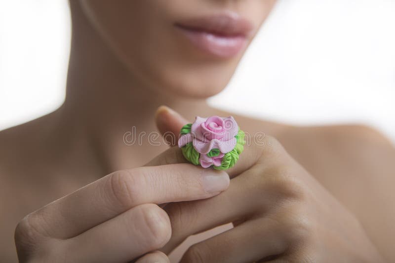Romantische stijl: Manierstudio van mooie vrouw met FL wordt geschoten dat stock foto Romantische stijl: Manierstudio van mooie vrouw met FL wordt geschoten dat stock foto