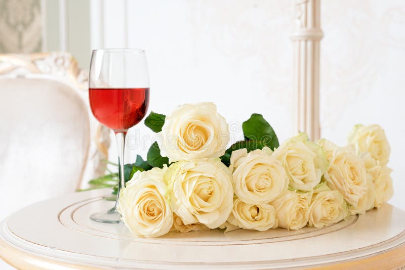 Romantische vakantiesamenstelling met wijnglas en rozen voor Valentijnskaartendag Liefde, gift en de lentevakantieachtergrond royalty-vrije stock foto Romantische vakantiesamenstelling met wijnglas en rozen voor Valentijnskaartendag Liefde, gift en de lentevakantieachtergrond royalty-vrije stock foto