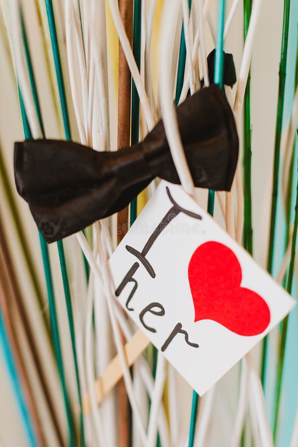 Romantische Valentinstagpapier-Liebesaufschrift mit Blumen stockbild Romantische Valentinstagpapier-Liebesaufschrift mit Blumen stockbild