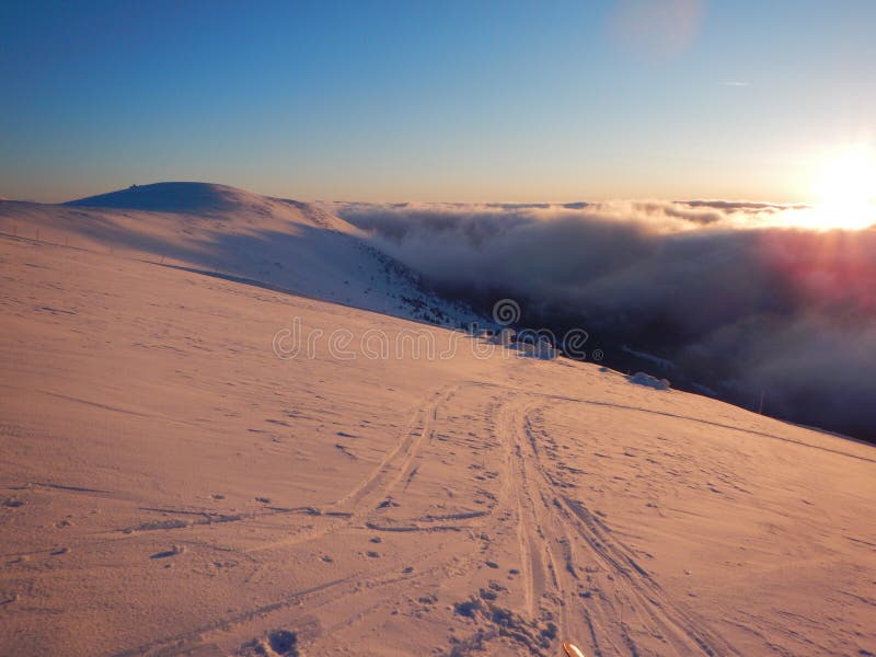 Romantische zonsondergang in Krkonose-bergen in Tsjech royalty-vrije stock fotografie Romantische zonsondergang in Krkonose-bergen in Tsjech royalty-vrije stock fotografie