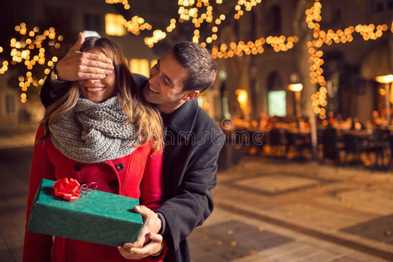 Romantische Überraschung für Weihnachten lizenzfreies stockfoto Romantische Überraschung für Weihnachten lizenzfreies stockfoto
