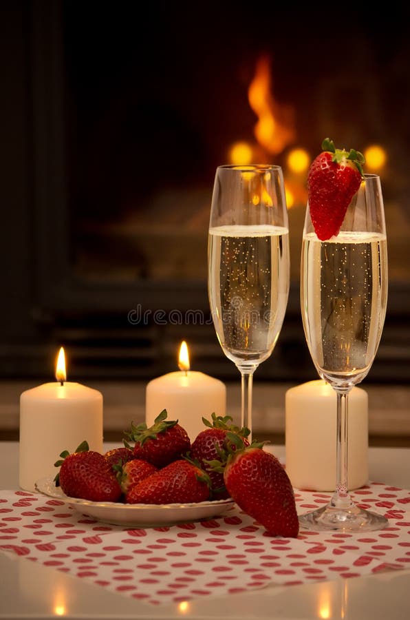Romantischer Abend durch den Kamin. stockfotografie Romantischer Abend durch den Kamin. stockfotografie