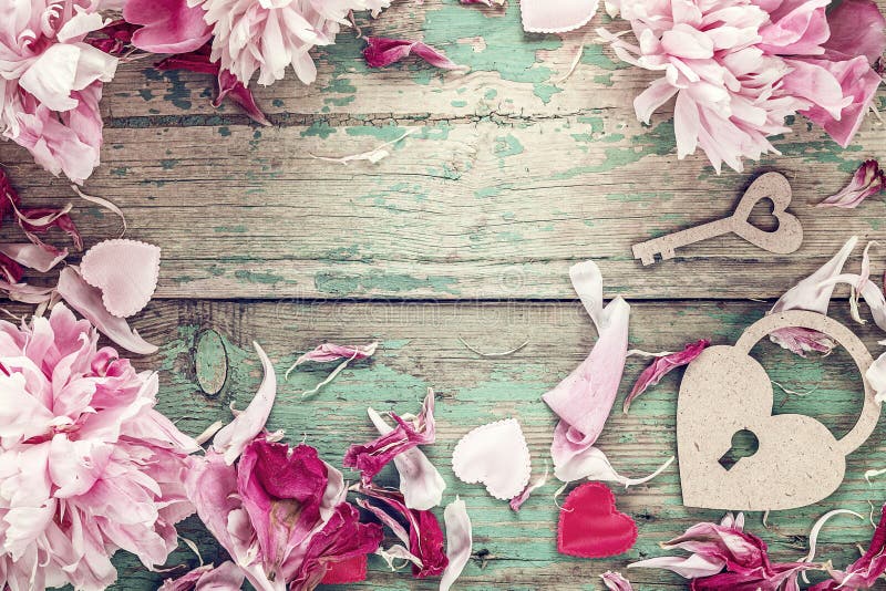 Romantischer Hintergrund mit rosa Pfingstrosen, Verschlussherzen und Schlüssel in lizenzfreie stockbilder Romantischer Hintergrund mit rosa Pfingstrosen, Verschlussherzen und Schlüssel in lizenzfreie stockbilder