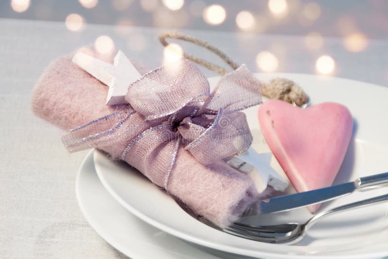 Romantischer Tischschmuck für ein Weihnachtsessen stockfotos Romantischer Tischschmuck für ein Weihnachtsessen stockfotos