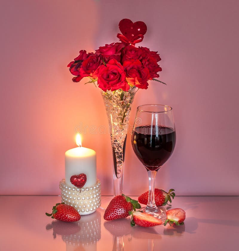 Romantischer Tischschmuck für Valentinsgruß ` s Tag stockbilder Romantischer Tischschmuck für Valentinsgruß ` s Tag stockbilder