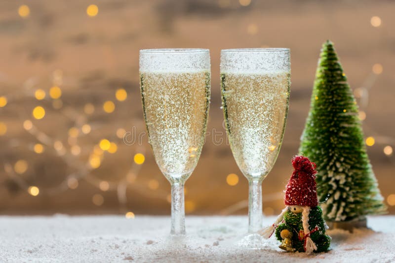 Romantischer, weißer und goldener Winterhintergrund mit zwei Gläsern Champagner lizenzfreie stockfotos Romantischer, weißer und goldener Winterhintergrund mit zwei Gläsern Champagner lizenzfreie stockfotos