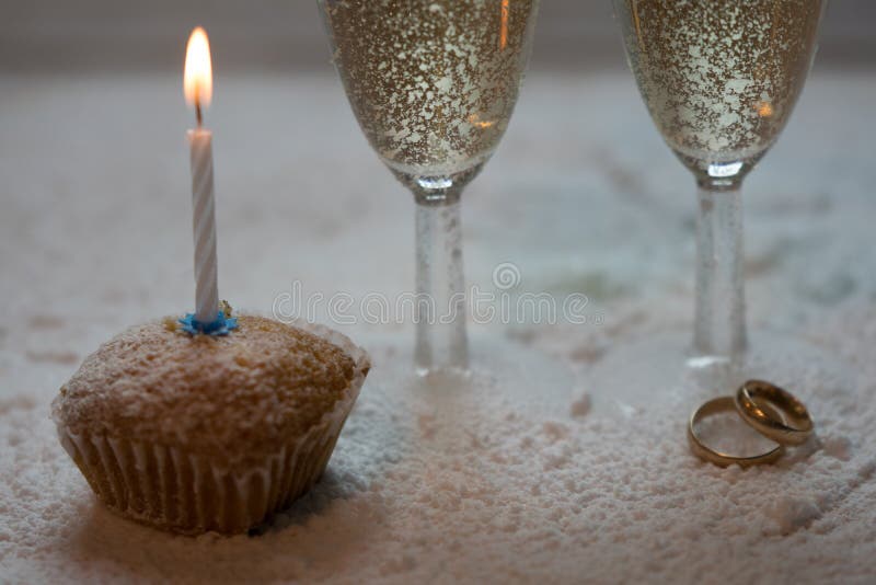Romantischer, weißer und goldener Winterhintergrund mit zwei Gläsern Champagner und Eheringen stockbild Romantischer, weißer und goldener Winterhintergrund mit zwei Gläsern Champagner und Eheringen stockbild