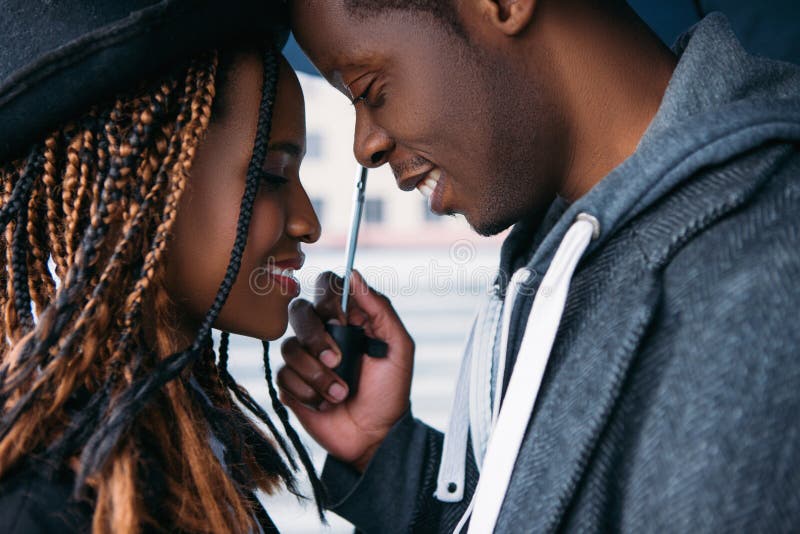 Romantisches Datum Afroamerikanerliebespaare