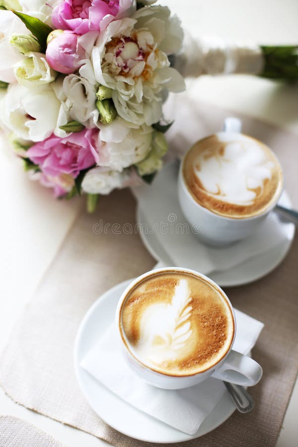Romantisches Datum f?r einen Tasse Kaffee lizenzfreies stockbild Romantisches Datum f?r einen Tasse Kaffee lizenzfreies stockbild