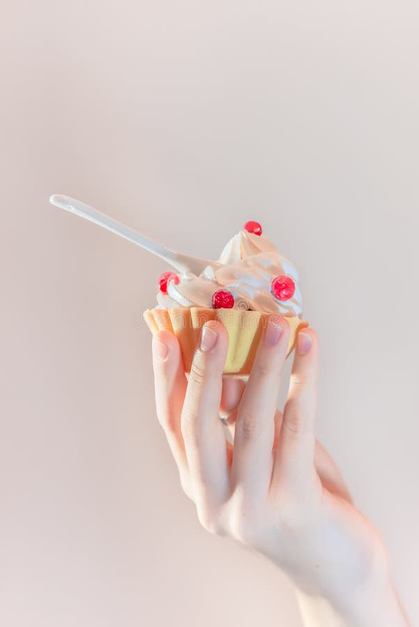 Romantisches Frühstück, schöner Kuchen in der Hand einer Frau, Valentinsgrußtag lizenzfreie stockfotografie Romantisches Frühstück, schöner Kuchen in der Hand einer Frau, Valentinsgrußtag lizenzfreie stockfotografie