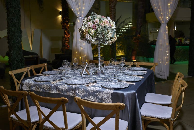 Romantisches Parteigedeck, elegantes Ballsaal für Hochzeitsempfang, Dekorationsideen, Blumenmittelstück lizenzfreie stockbilder Romantisches Parteigedeck, elegantes Ballsaal für Hochzeitsempfang, Dekorationsideen, Blumenmittelstück lizenzfreie stockbilder