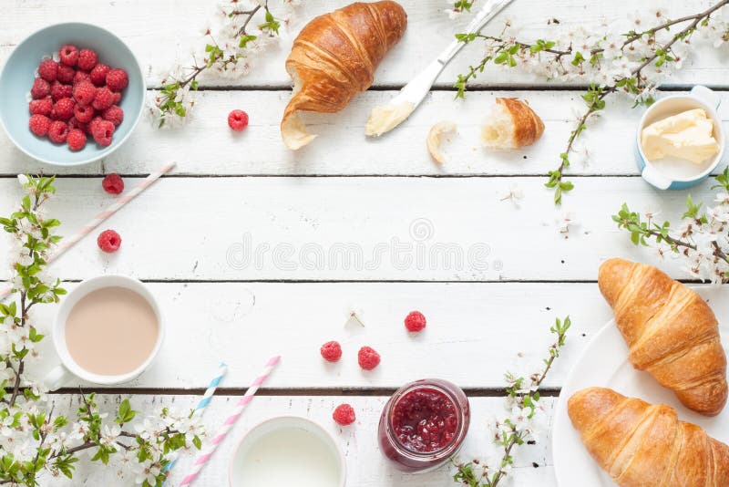 Romantisk fransman eller lantlig frukost med giffel, driftstopp och hallon på vit royaltyfri bild Romantisk fransman eller lantlig frukost med giffel, driftstopp och hallon på vit royaltyfri bild