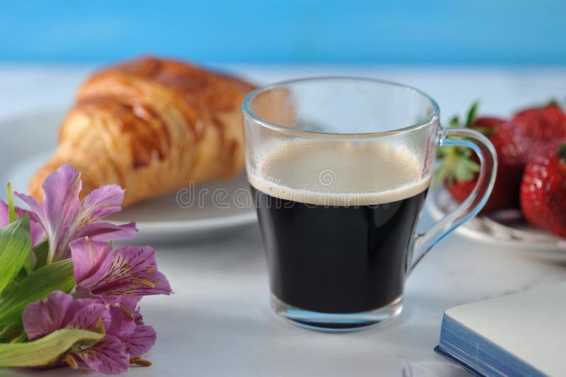 Romantisk frukost för morgon - kaffemag, tom anteckningsbok royaltyfri bild Romantisk frukost för morgon - kaffemag, tom anteckningsbok royaltyfri bild