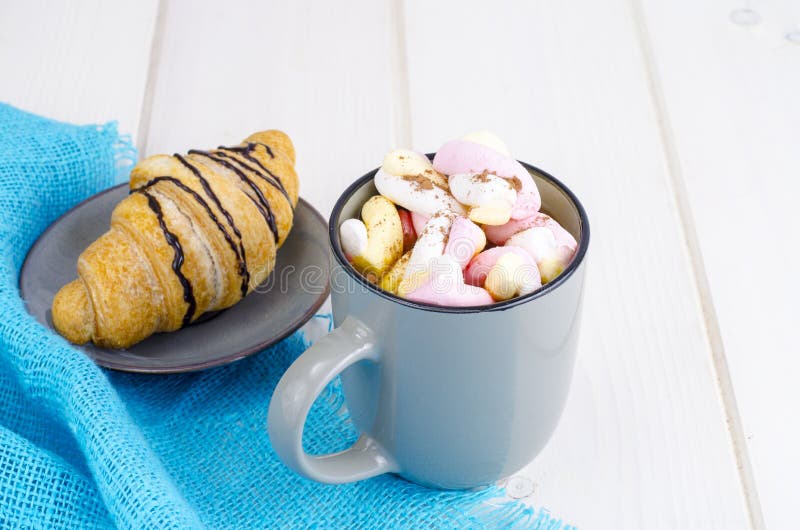 Romantisk frukost med marshmallower och gifflet royaltyfria bilder Romantisk frukost med marshmallower och gifflet royaltyfria bilder