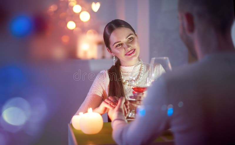 Romantisk matställe Barnpar som rostar vinexponeringsglas i restaurang royaltyfria foton Romantisk matställe Barnpar som rostar vinexponeringsglas i restaurang royaltyfria foton