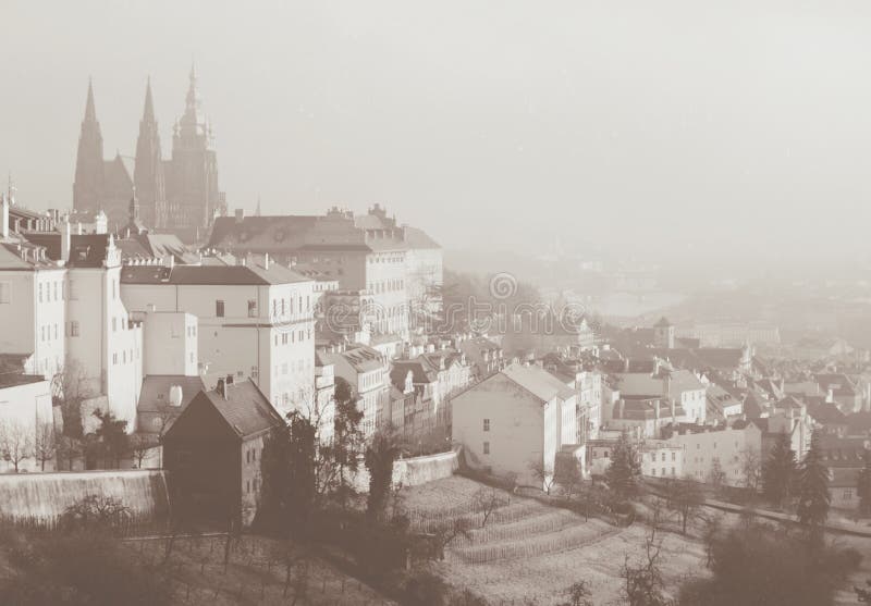 Romantisk sikt på Praga från över Sepia tonat kort i retro stil för tappning royaltyfri bild Romantisk sikt på Praga från över Sepia tonat kort i retro stil för tappning royaltyfri bild