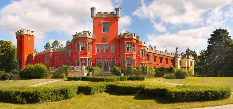 Romantisk slott, sagaChateau royaltyfria foton Romantisk slott, sagaChateau royaltyfria foton