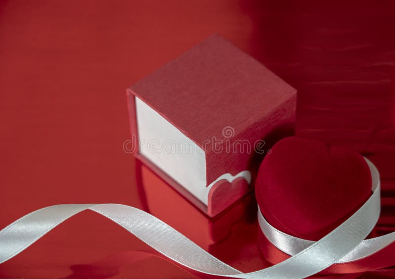 Romantiska gåvor i heder av valentin dag, röda hjärta och fall arkivfoto Romantiska gåvor i heder av valentin dag, röda hjärta och fall arkivfoto