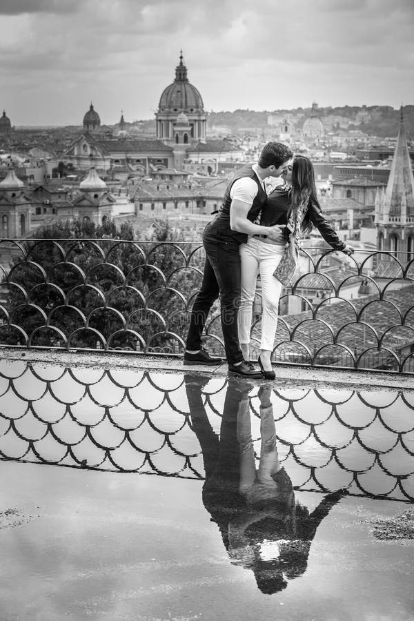 Romantiska par i den Rome staden, Italien älska förhållande Passion och förälskelse fotografering för bildbyråer Romantiska par i den Rome staden, Italien älska förhållande Passion och förälskelse fotografering för bildbyråer