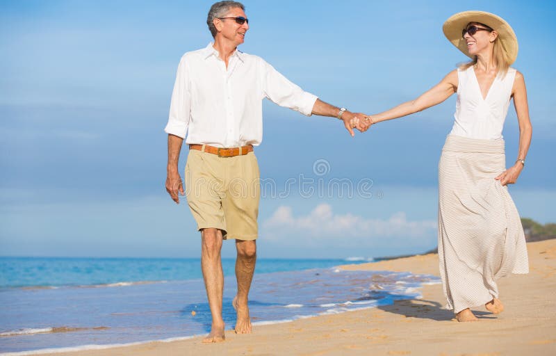 Romantiska par som går på stranden