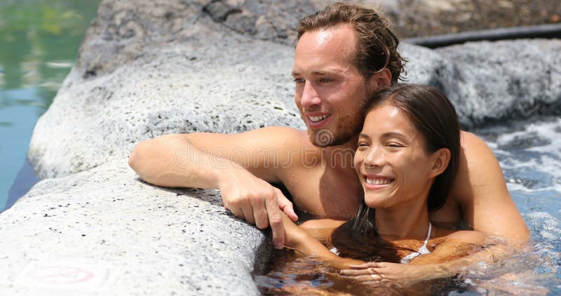 Romantiskt par som relaxar romantiskt tillsammans i varma tubpisklara jacuzzi lager videofilmer