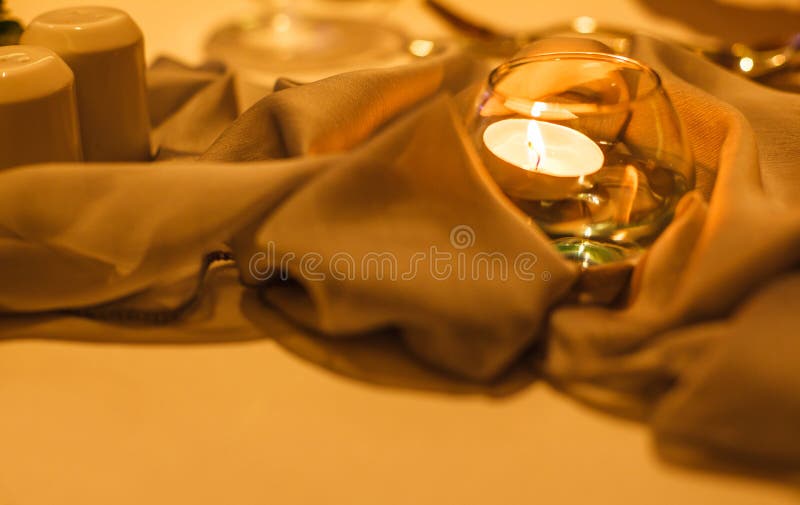 Romantiskt stearinljusljus i exponeringsglas som dekorerar på matställetabellen royaltyfri foto Romantiskt stearinljusljus i exponeringsglas som dekorerar på matställetabellen royaltyfri foto