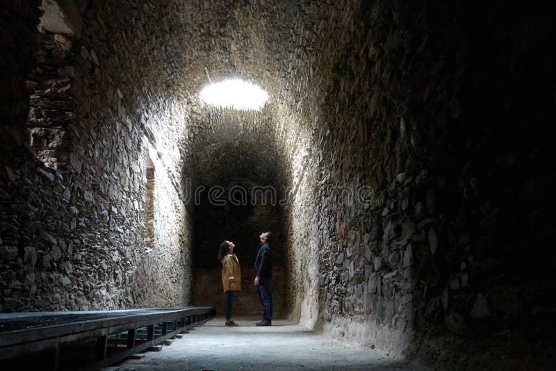 Romantyczna para na ciemnej ruiny antycznej świątyni arab muzułmański pokój tunelowy z dziurą, w której światło przechodzi fotografia stock