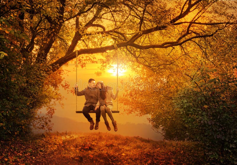 Romantyczna pary huśtawka w jesień parku