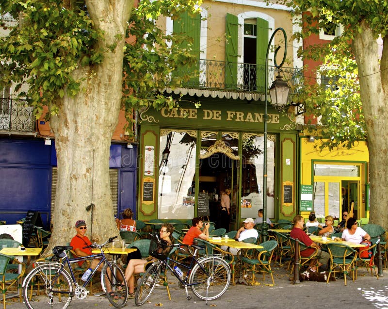 Romantyczna uliczna kawiarnia, Provence, Francja