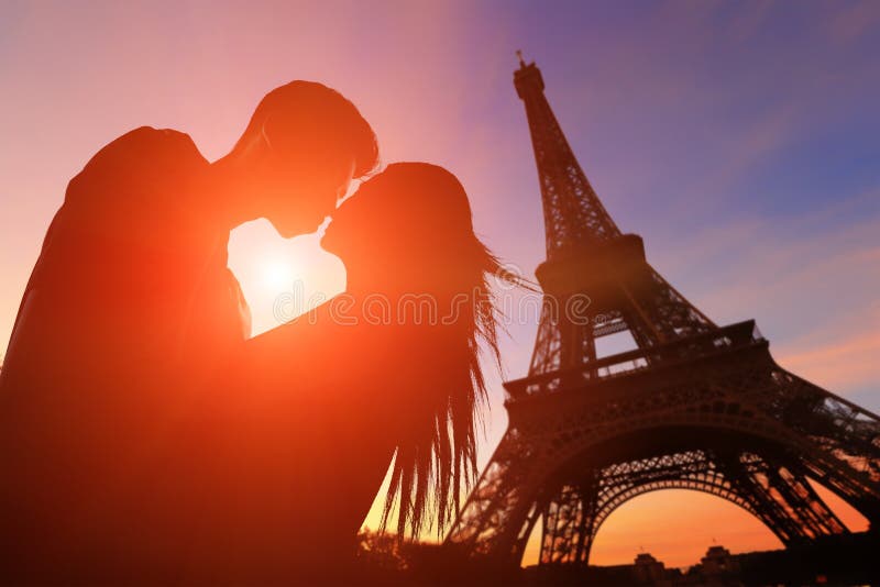 Romantyczni kochankowie z wieżą eifla