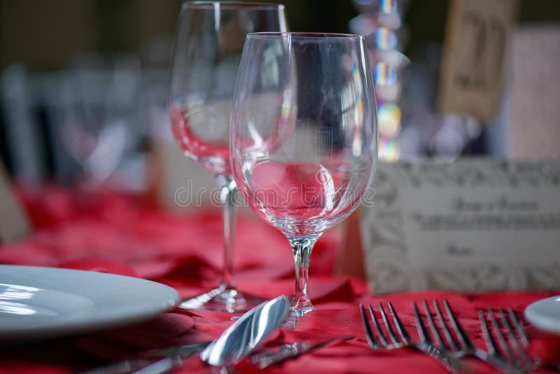 Romantyczny grzywna łomota stołowego położenie dla daty, wydarzenia, ślubnego lub formalnego przy knajpą lub restauracją fotografia royalty free Romantyczny grzywna łomota stołowego położenie dla daty, wydarzenia, ślubnego lub formalnego przy knajpą lub restauracją fotografia royalty free