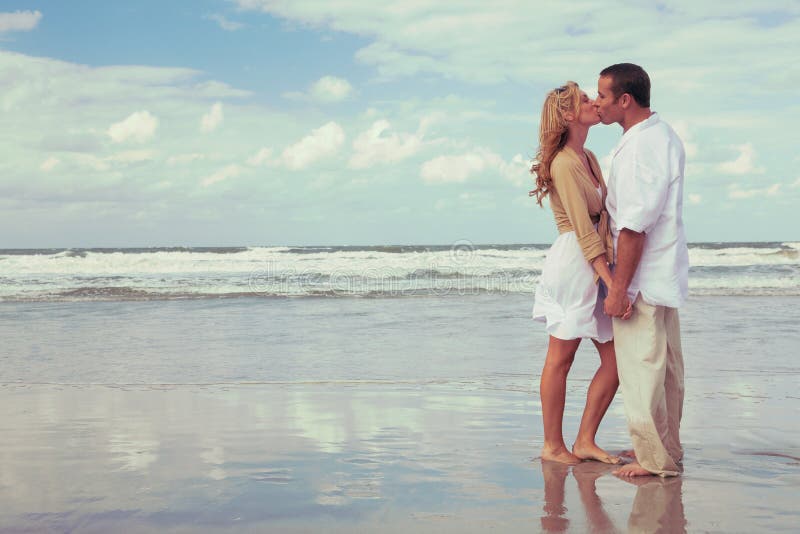 Romantyczny mężczyzna i kobiety pary całowanie Na plaży fotografia stock Romantyczny mężczyzna i kobiety pary całowanie Na plaży fotografia stock