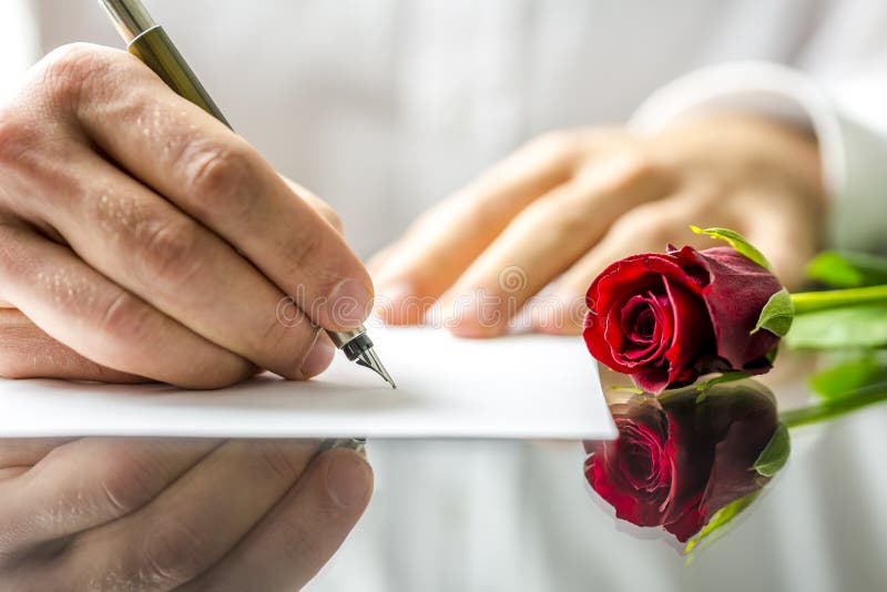 Romantyczny mężczyzna pisze liście miłosnym
