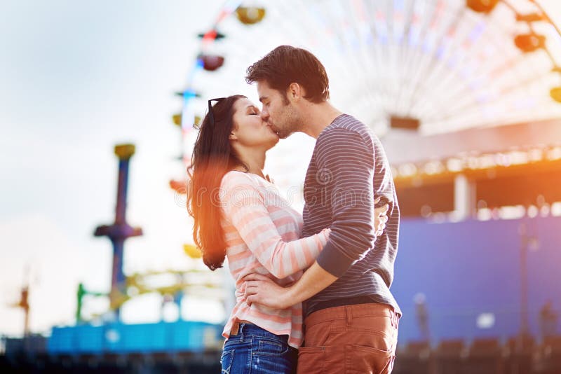 Romantyczny pary całowanie przed Santa Monica