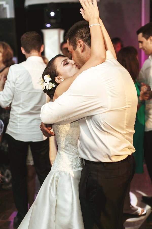 Romantyczny pary małżeńskiej państwa młodzi taniec przy ślubnym recep obrazy royalty free Romantyczny pary małżeńskiej państwa młodzi taniec przy ślubnym recep obrazy royalty free