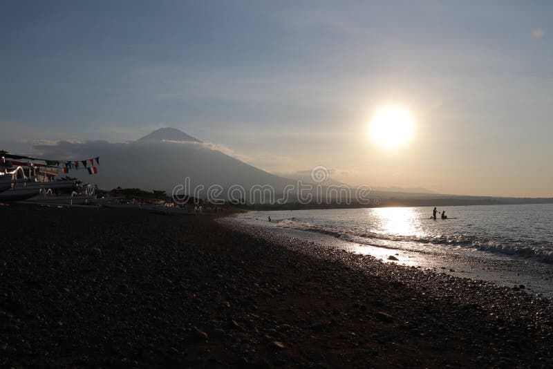 Romantyczny zmierzch na dennym wybrzeżu w Indonezja Surfingowiec iść cieszyć się paddleboard przy zmierzchem Linii brzegowej pano obraz royalty free Romantyczny zmierzch na dennym wybrzeżu w Indonezja Surfingowiec iść cieszyć się paddleboard przy zmierzchem Linii brzegowej pano obraz royalty free