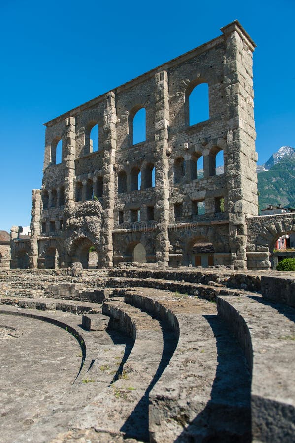 Romaren fördärvar i Aosta arkivfoton Romaren fördärvar i Aosta arkivfoton