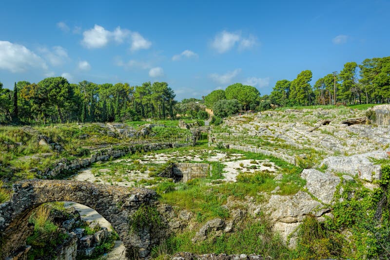 Romański amfiteatr w Syracuse, Sicily, Włochy pod niebieskimi niebami obrazy stock Romański amfiteatr w Syracuse, Sicily, Włochy pod niebieskimi niebami obrazy stock