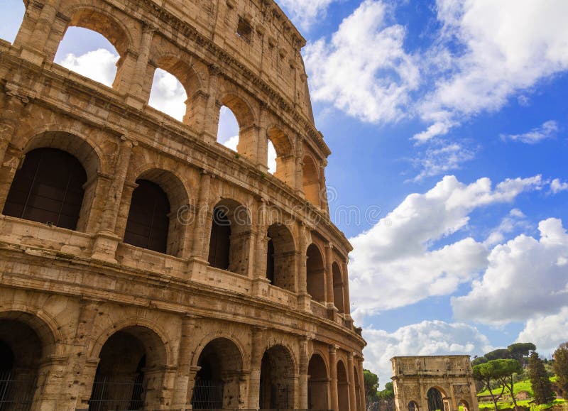 Romański Colosseum W słonecznym dniu fotografia stock Romański Colosseum W słonecznym dniu fotografia stock