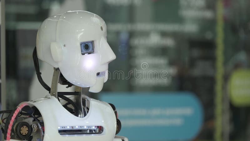 Rombo umanoide androide parlante stock footage