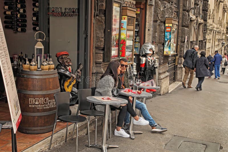 Rome, Italie - 9 avril 2017 : Les gens en café à Roma ont image stock Rome, Italie - 9 avril 2017 : Les gens en café à Roma ont image stock