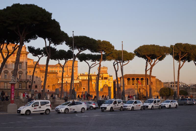 ROME, ITALIE - 9 AVRIL 2015 : Piazza Venezia au coucher du soleil le 9 avril photo stock ROME, ITALIE - 9 AVRIL 2015 : Piazza Venezia au coucher du soleil le 9 avril photo stock