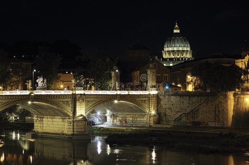 Rome, Italie - 10 juillet 2017 : Pont roman et dôme de canalisation de Vatican photos stock Rome, Italie - 10 juillet 2017 : Pont roman et dôme de canalisation de Vatican photos stock