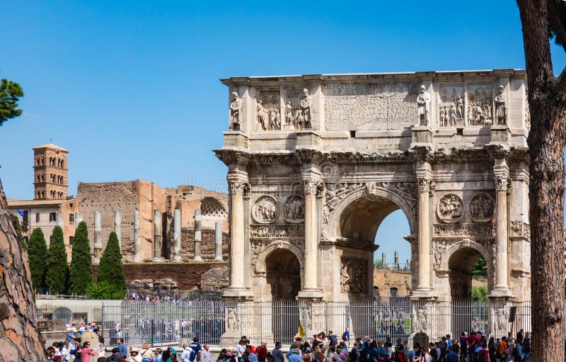 ROME, Italie : La voûte de Constantine à Rome avec Venus Temple à l'arrière-plan Arco di Costantino e Tempio di Venere touristes images libres de droits ROME, Italie : La voûte de Constantine à Rome avec Venus Temple à l'arrière-plan Arco di Costantino e Tempio di Venere touristes images libres de droits