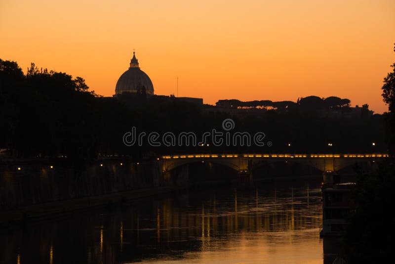 Rome, Italie - 31 mai 2018 : Vue du dôme de Vatican à travers la rivière du Tibre et le pont Coucher du soleil et éclairage color photo libre de droits Rome, Italie - 31 mai 2018 : Vue du dôme de Vatican à travers la rivière du Tibre et le pont Coucher du soleil et éclairage color photo libre de droits