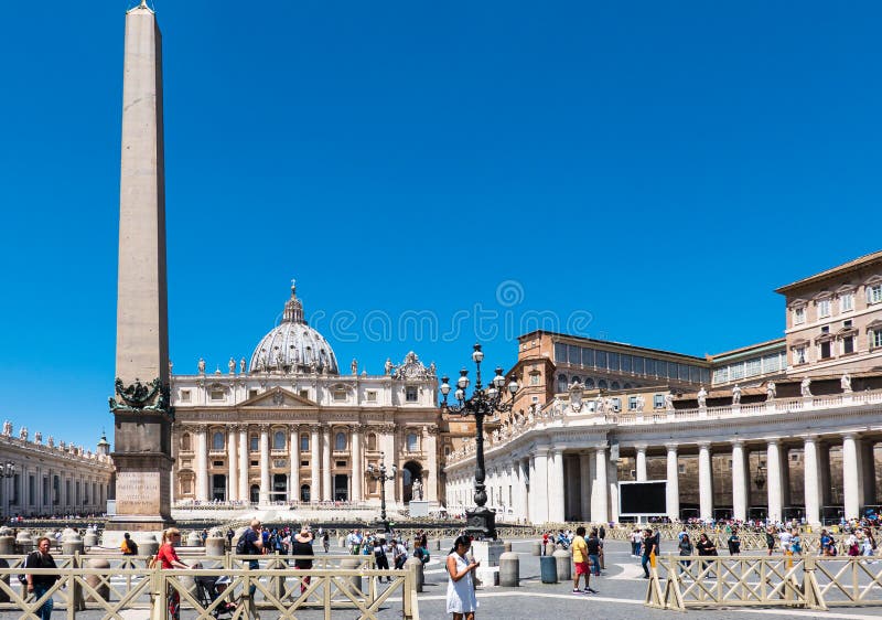 ROME, Italie-2019 : Place Saint-Pierre Piazza San Pietro Vatican avec Obélisque et Tourisme contre Ciel Bleu photo stock ROME, Italie-2019 : Place Saint-Pierre Piazza San Pietro Vatican avec Obélisque et Tourisme contre Ciel Bleu photo stock